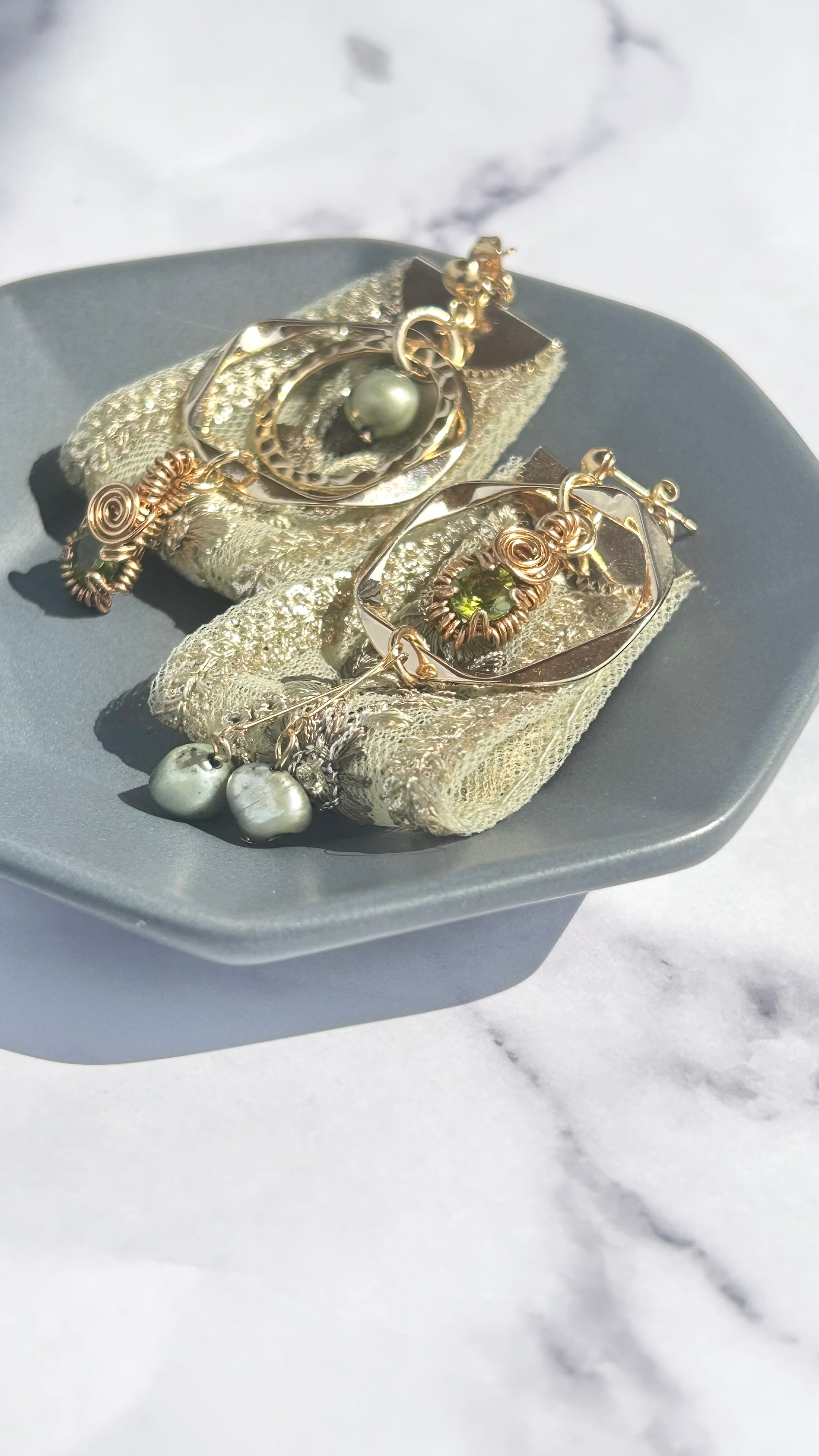 大山祇（オオヤマツミ）弍〜ペリドットとインド刺繍リボンの2wayピアス〜