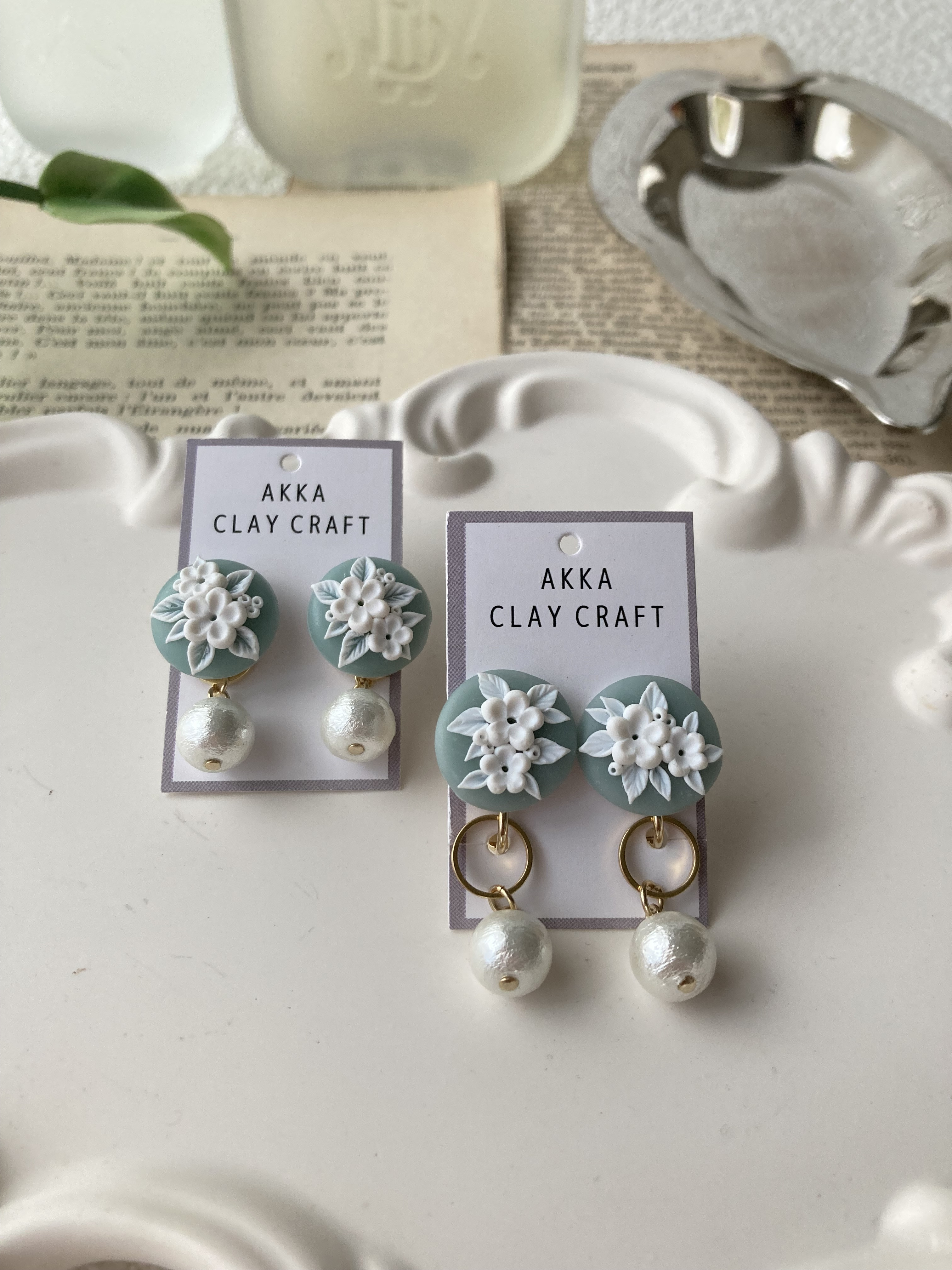 2way 白花レリーフの耳飾り　ジェイドカラー　小粒