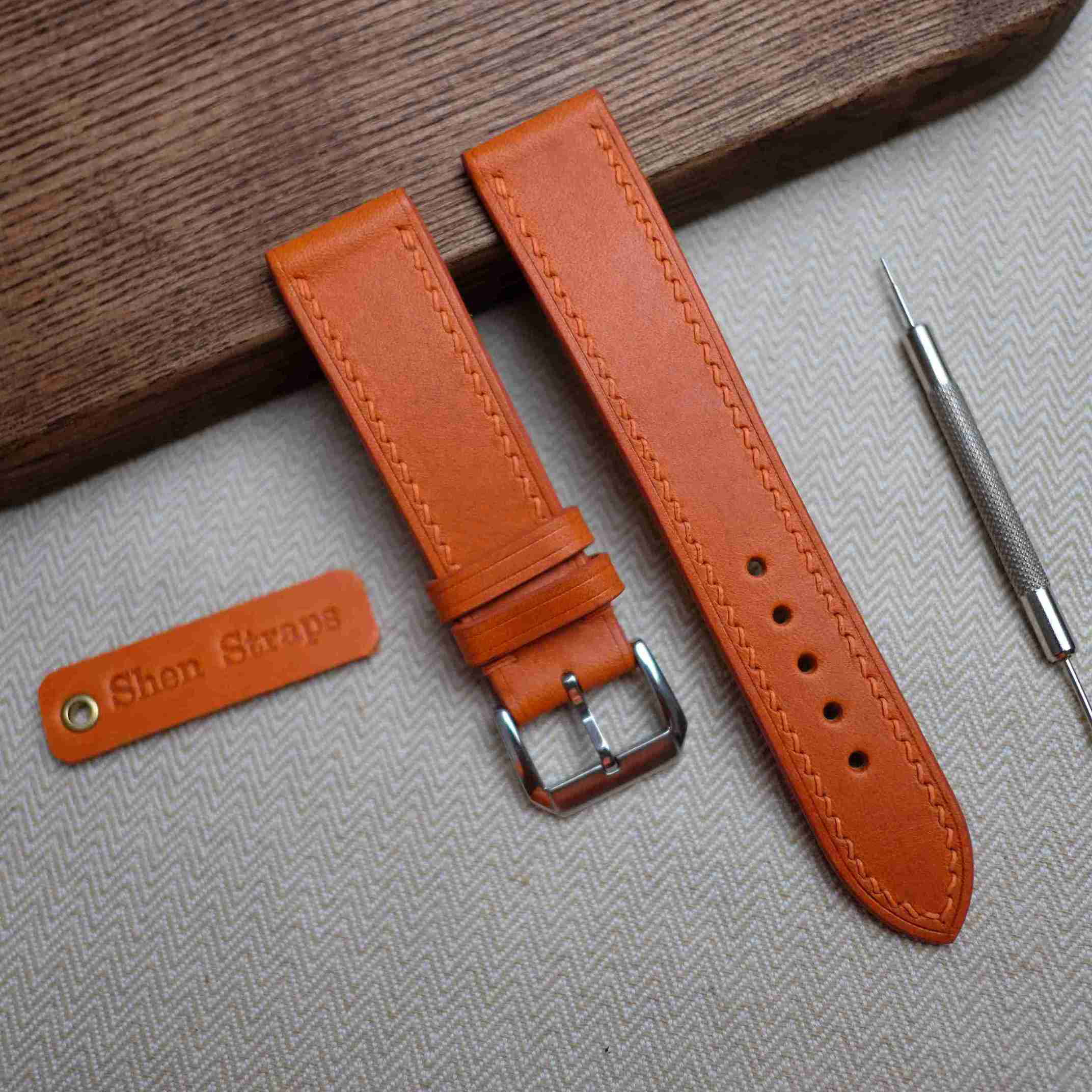 オレンジ色のイタリア製ブッテロレザーを使用した手作りの時計ベルト（24mmから14mmカスタム対応）