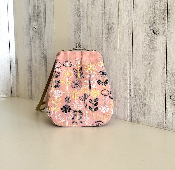 creema限定　minaのhamahahe、ピンクの刺繍、携帯ポーチ、１点もの