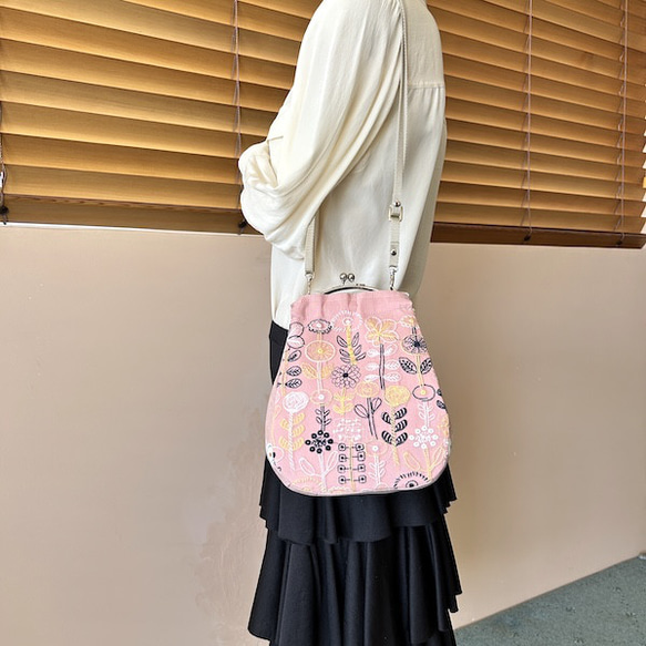creema限定　minaのhamahahe、ピンクの刺繍、携帯ポーチ、１点もの 6枚目の画像