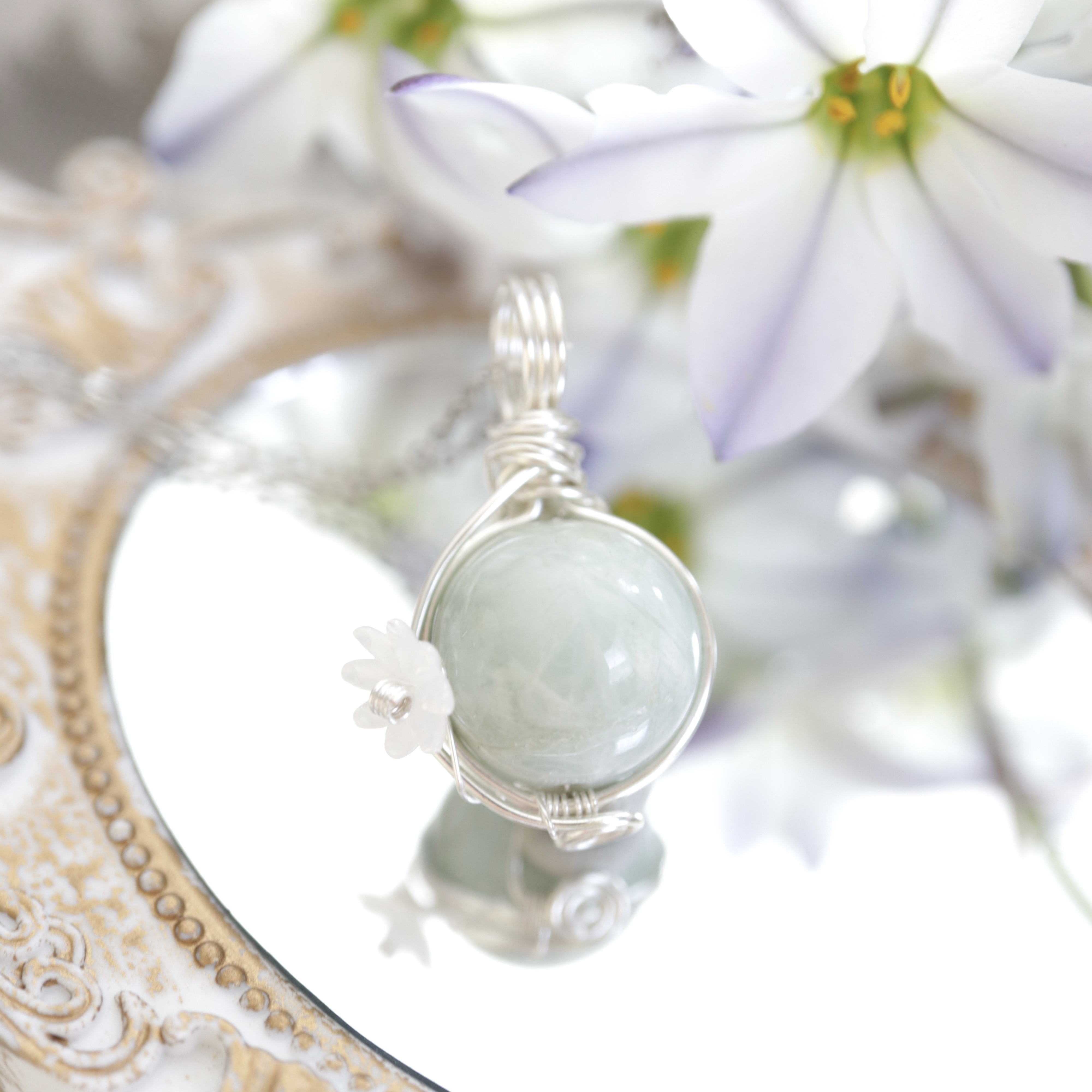 【天然石 翡翠】春風に揺れるワイヤーラップペンダント｜優しいミントグリーン