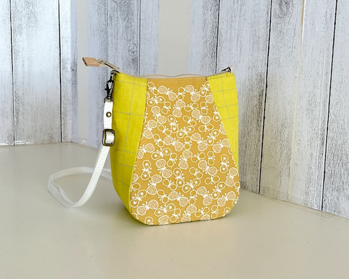 creema限定 ミナペルホネンのcyoucyo、刺繍の蝶、携帯ポーチ、1点もの