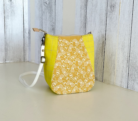 creema限定　ミナペルホネンのcyoucyo、刺繍の蝶、携帯ポーチ、１点もの 1枚目の画像