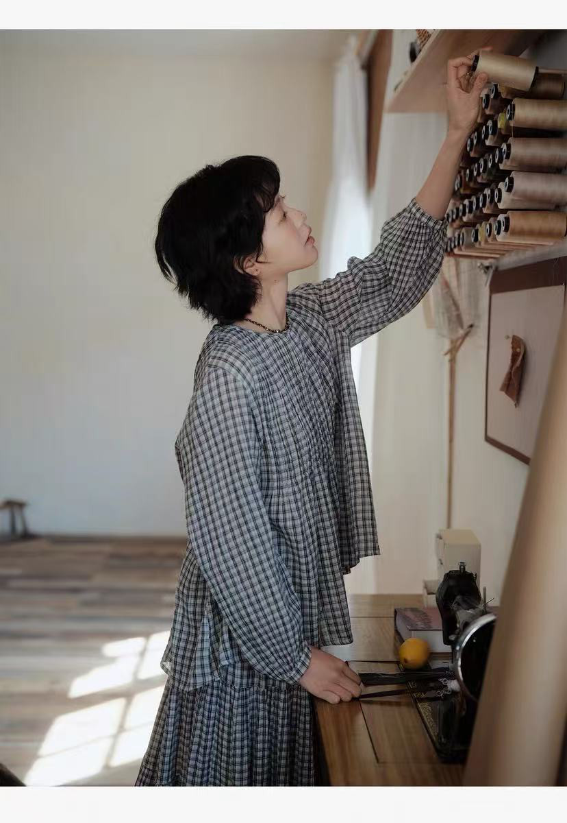 チェック柄ブラウス　長袖ブラウス　ピンタック入りトップス