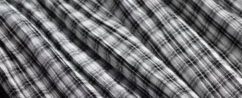 チェック柄ブラウス　長袖ブラウス　ピンタック入りトップス