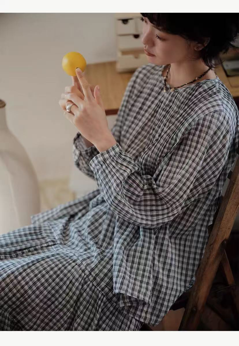 チェック柄ブラウス　長袖ブラウス　ピンタック入りトップス