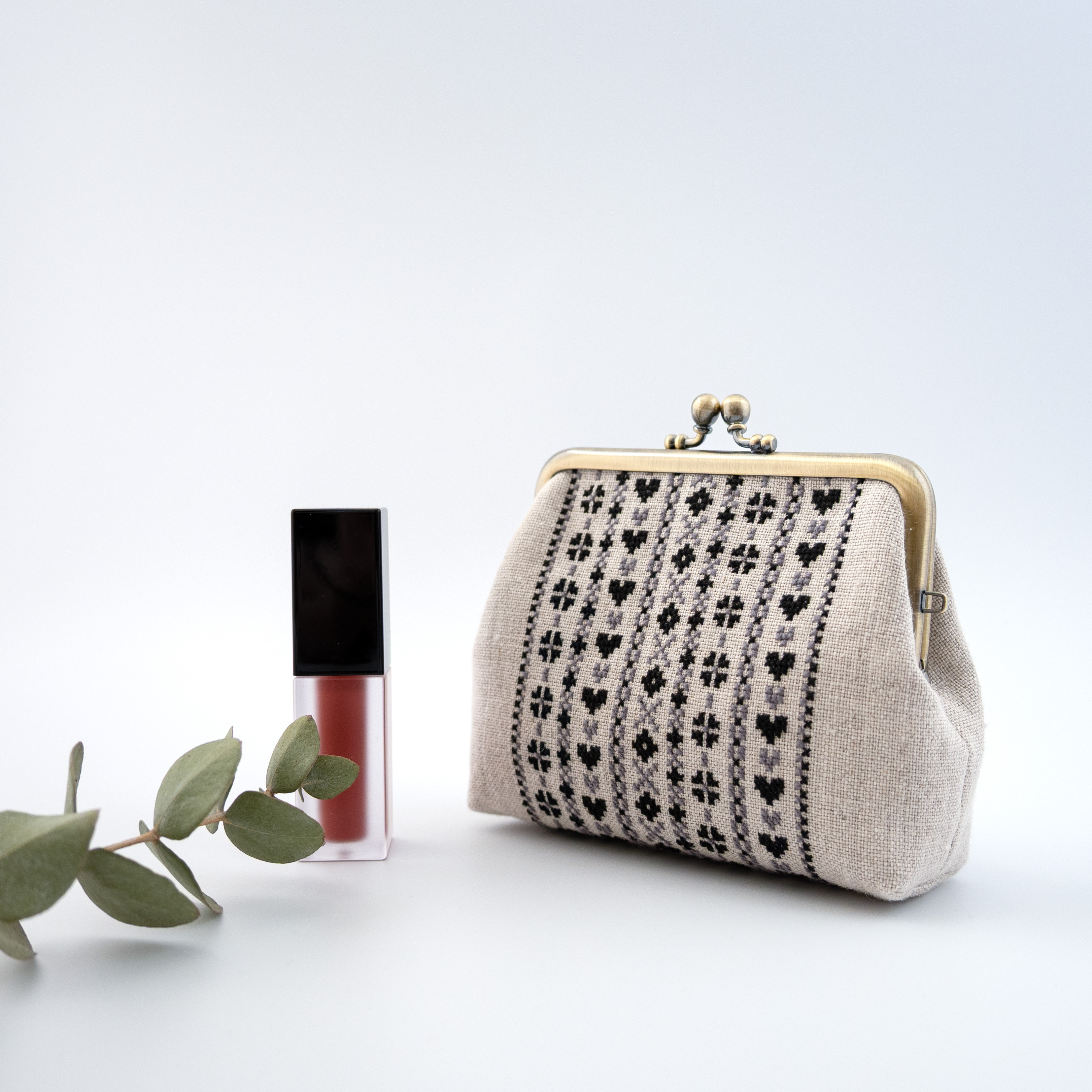 ボーダー刺繍のリネンがま口ポーチ（M）｜手刺繍・クロスステッチ｜化粧ポーチ プレゼントにも◎【モノトーン】