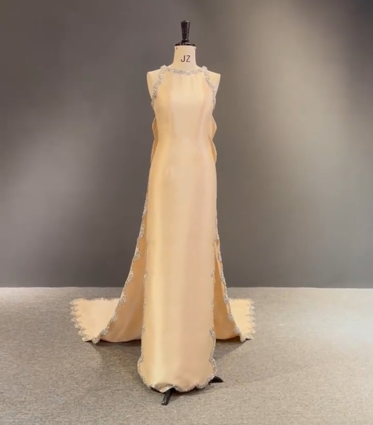 激売れ人気商品　袖無し　トレーン　肌色　光沢サテン　たっぷりビジュー　高級感　パーティードレス　エレガント　スレンダー