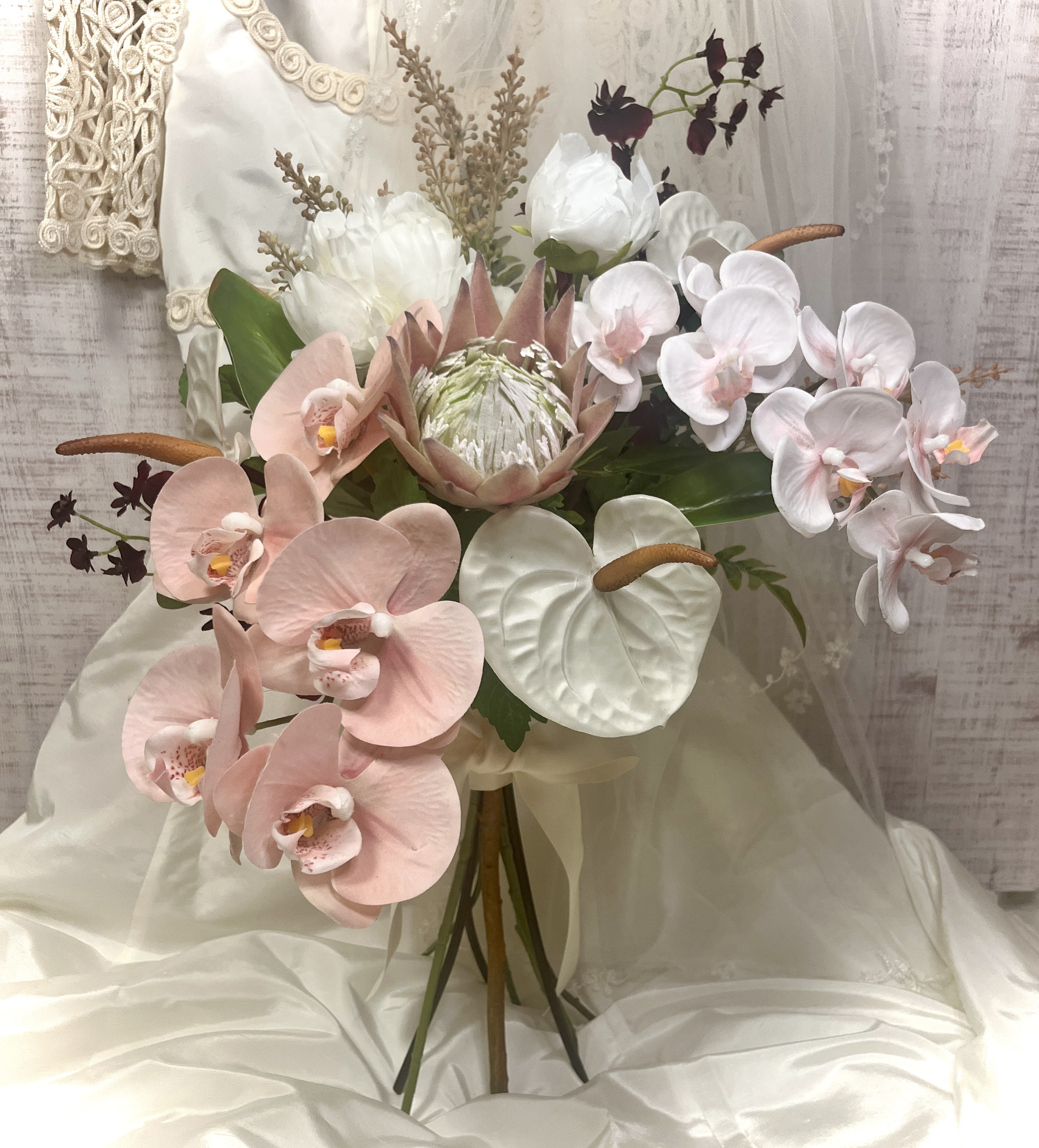 ピンクベージュ胡蝶蘭のブーケ　ファレノ　アーティシャルフラワー　クラッチブーケ　ウエディングブーケ　フォトウエディング