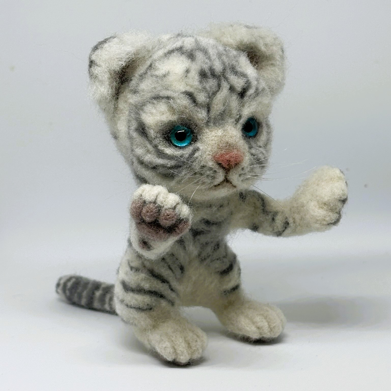 ホワイトタイガー 赤ちゃん 羊毛フェルト 自立 羊毛フェルト いー
