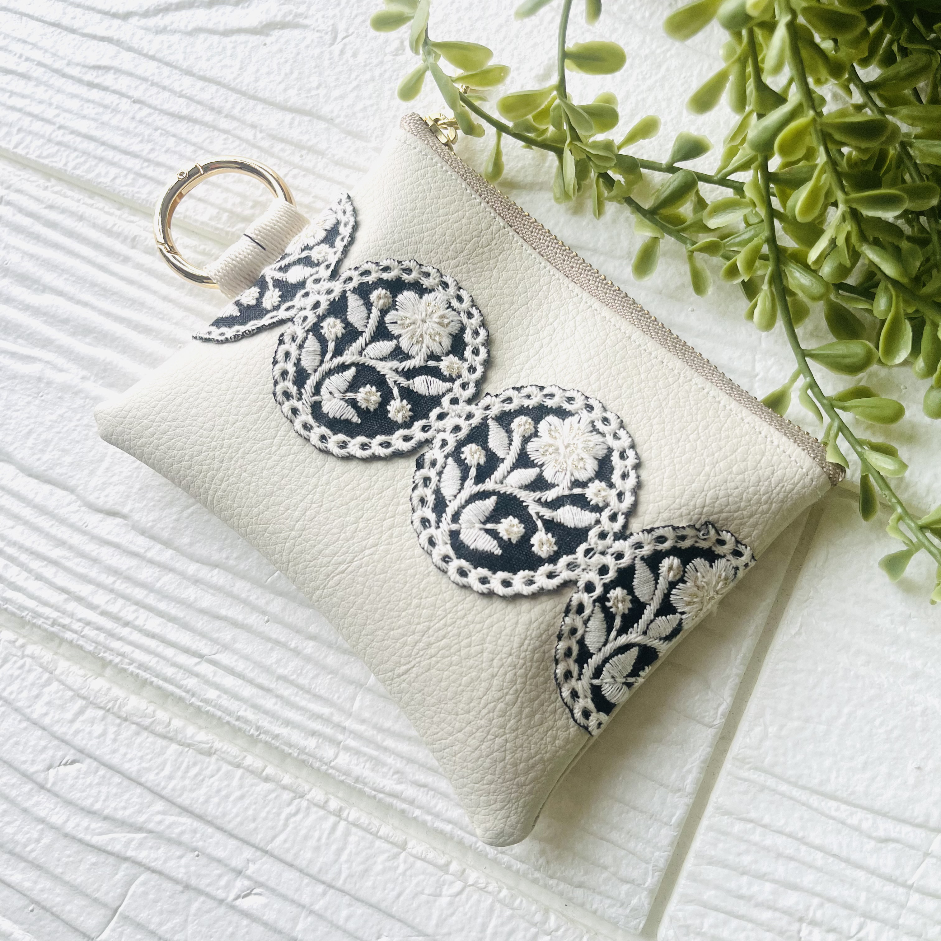 【リュンヌ】インド刺繍リボン・ミニポーチ(S) リュンヌ】インド刺繍リボン・ミニポーチ(S) インド刺繍リボンの