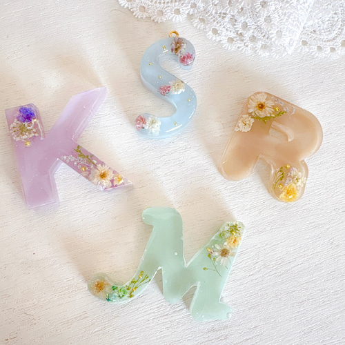 くすみカラーがかわいい＊オーダーメイドイニシャルレジン