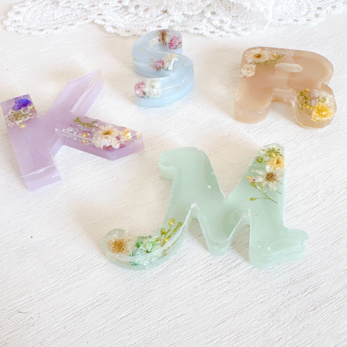 くすみカラーがかわいい＊オーダーメイドイニシャルレジンキーホルダー