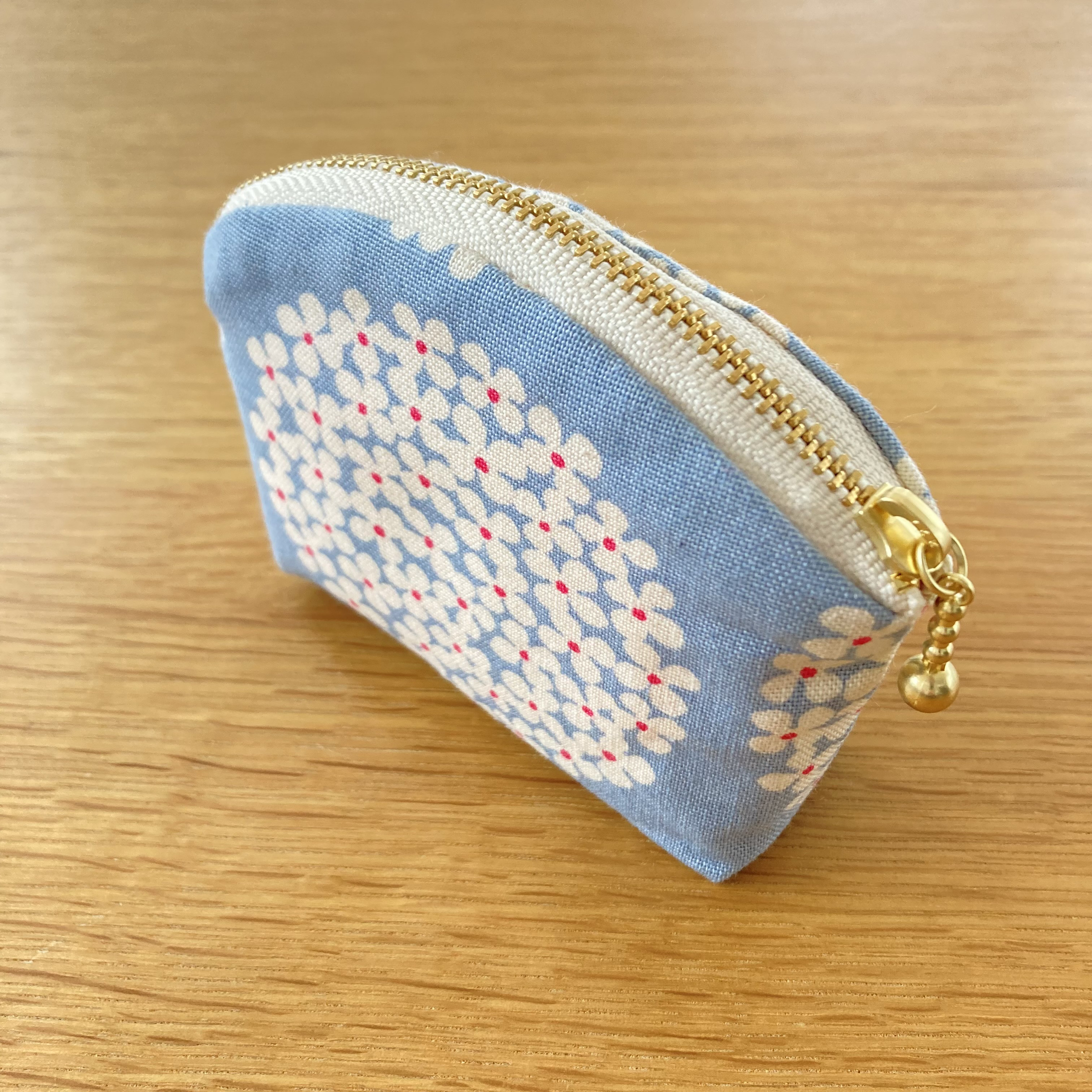 ちょっと大きめＬサイズ⭐️北欧風　あじさい柄布製スマホポシェット【ナチュラル✖️サックス】旅行やお散歩のおともに