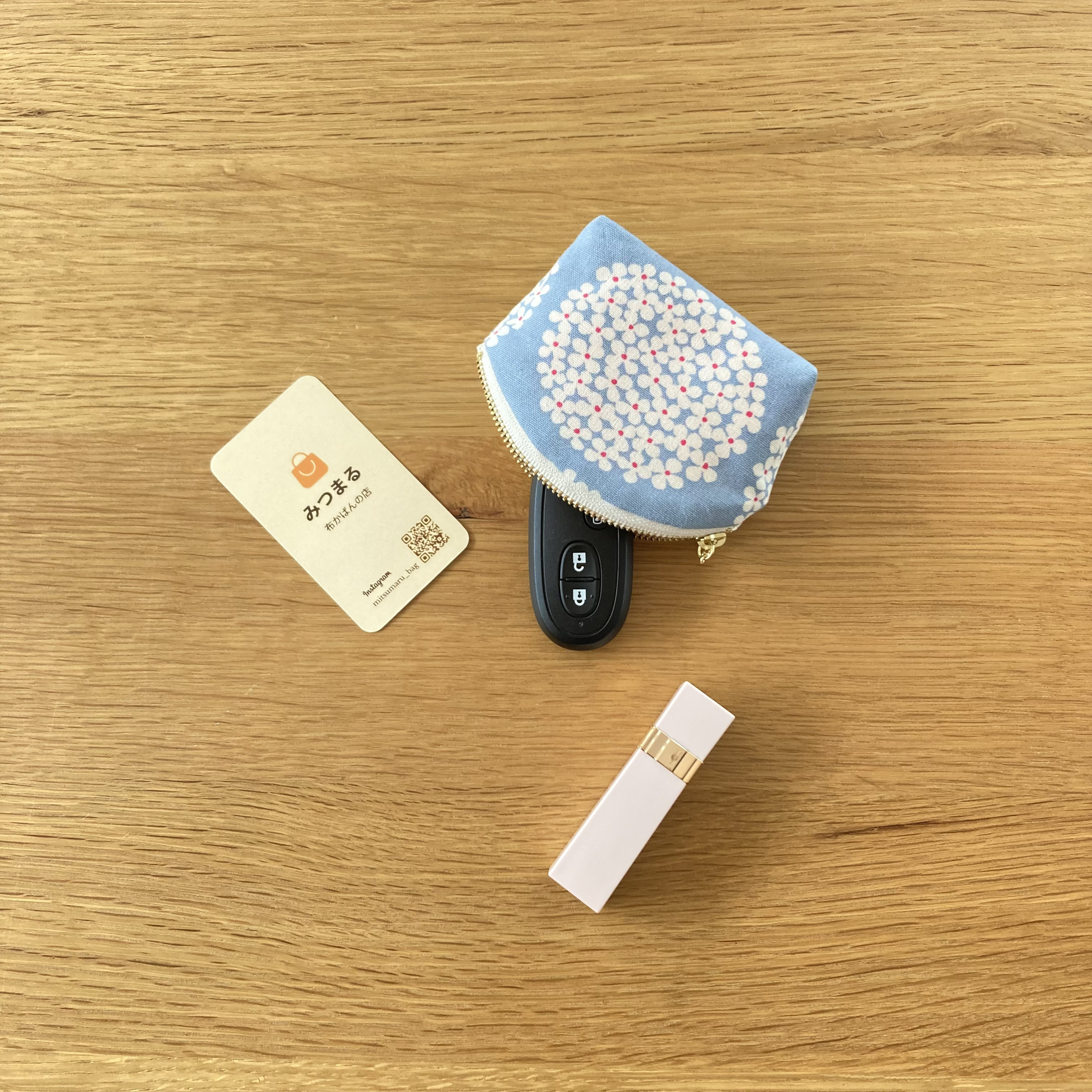 ちょっと大きめＬサイズ⭐️北欧風　あじさい柄布製スマホポシェット【ナチュラル✖️サックス】旅行やお散歩のおともに