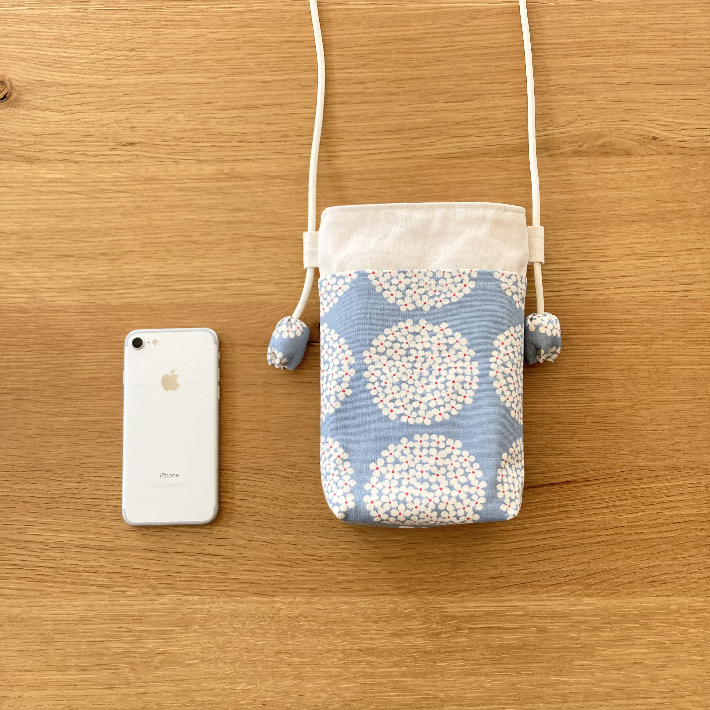 ちょっと大きめＬサイズ⭐️北欧風　あじさい柄布製スマホポシェット【ナチュラル✖️サックス】旅行やお散歩のおともに