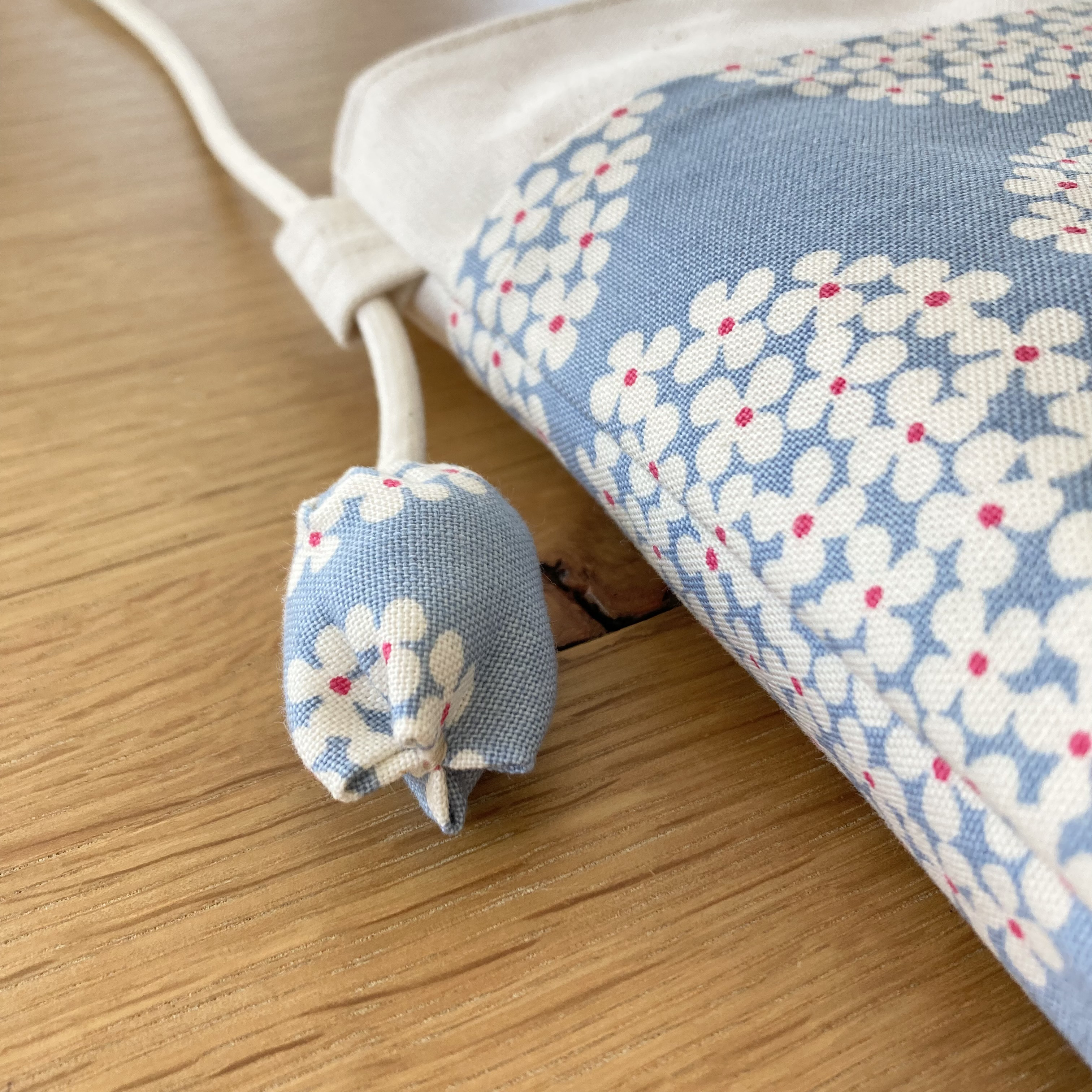 ちょっと大きめＬサイズ⭐️北欧風　あじさい柄布製スマホポシェット【ナチュラル✖️サックス】旅行やお散歩のおともに