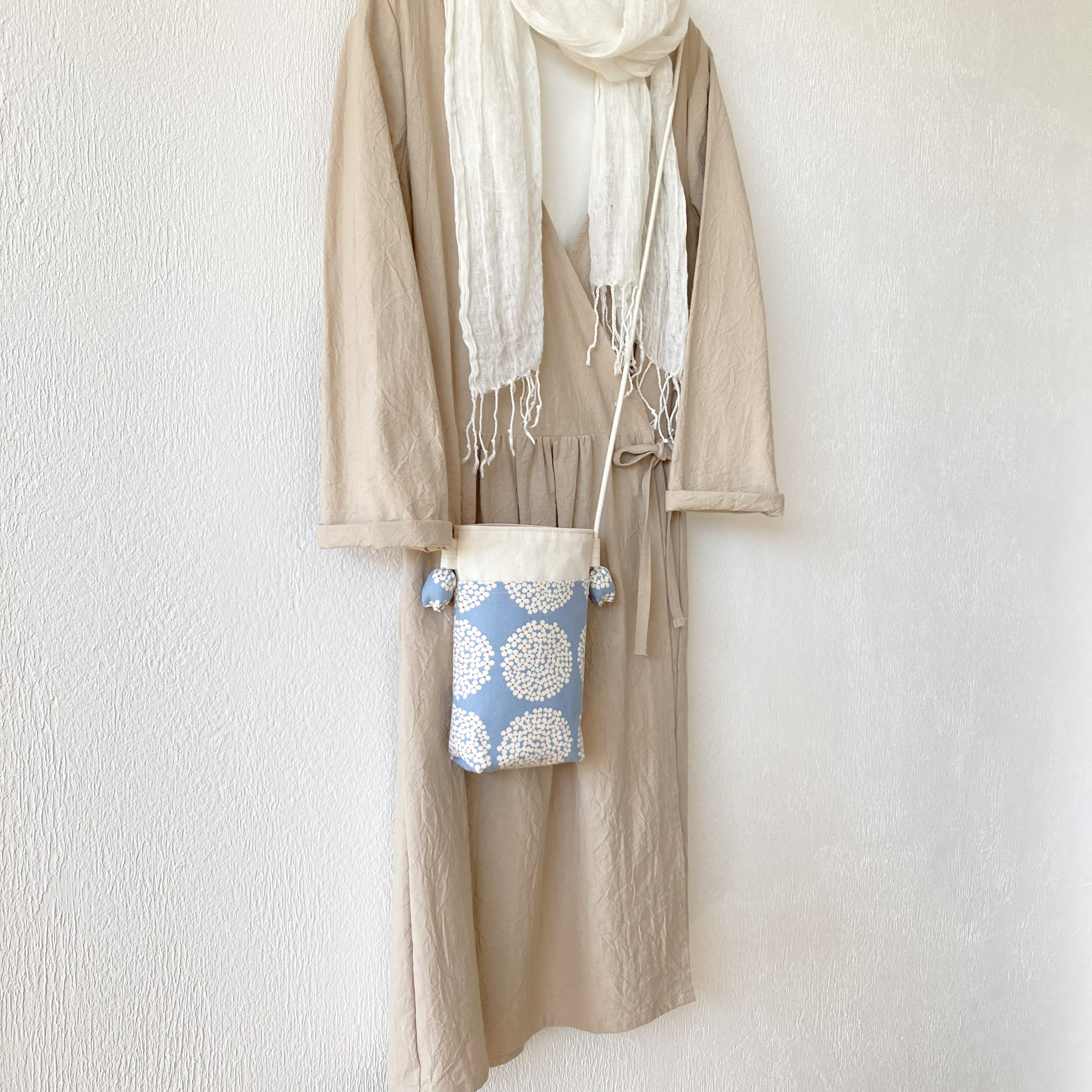 ちょっと大きめＬサイズ⭐️北欧風　あじさい柄布製スマホポシェット【ナチュラル✖️サックス】旅行やお散歩のおともに