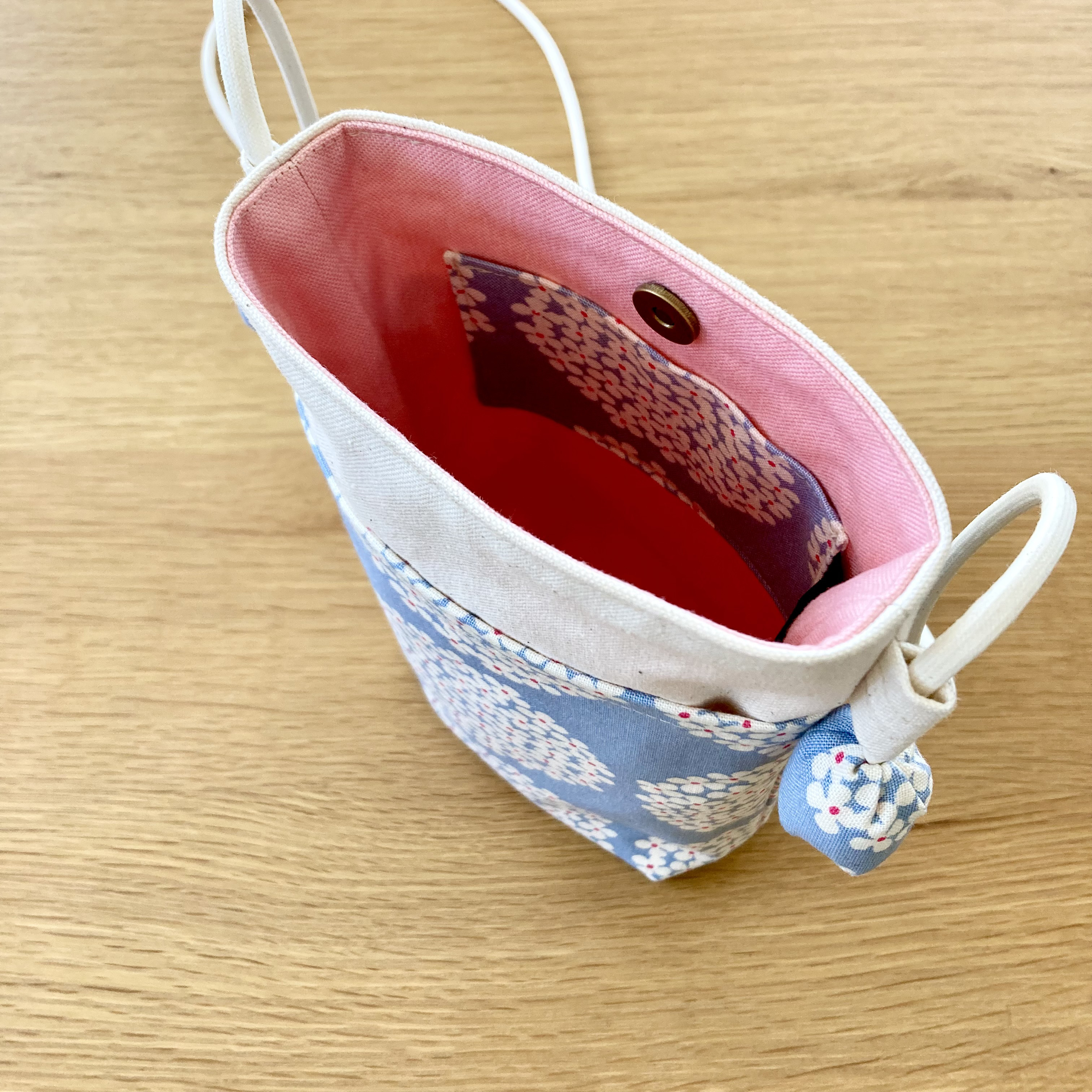 ちょっと大きめＬサイズ⭐️北欧風　あじさい柄布製スマホポシェット【ナチュラル✖️サックス】旅行やお散歩のおともに