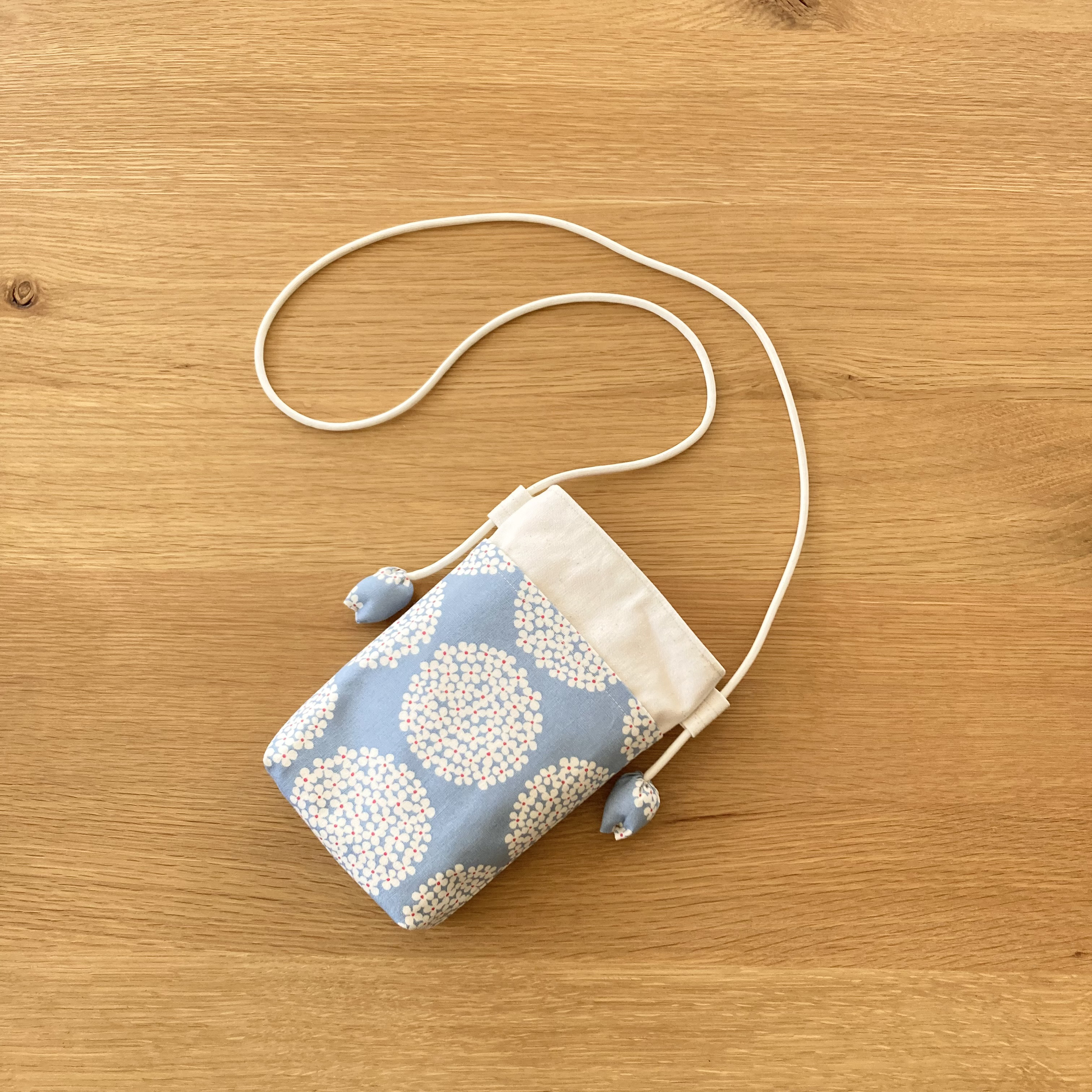 ちょっと大きめＬサイズ⭐️北欧風　あじさい柄布製スマホポシェット【ナチュラル✖️サックス】旅行やお散歩のおともに