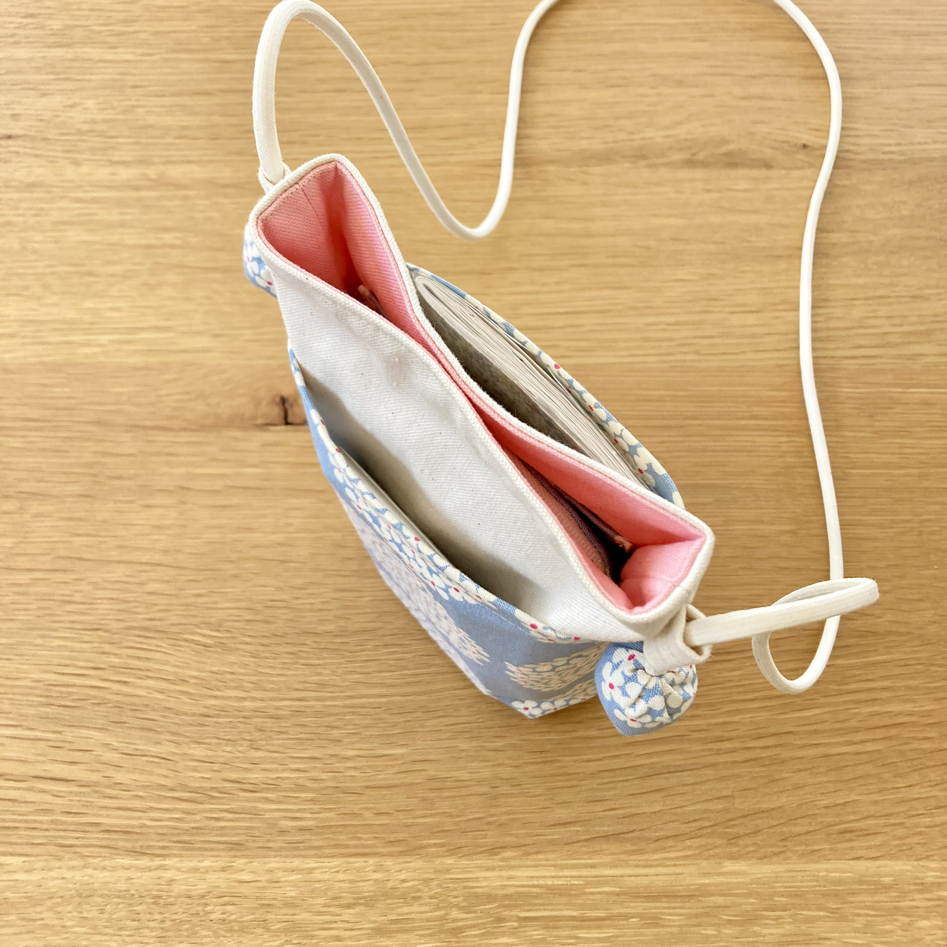 ちょっと大きめＬサイズ⭐️北欧風　あじさい柄布製スマホポシェット【ナチュラル✖️サックス】旅行やお散歩のおともに