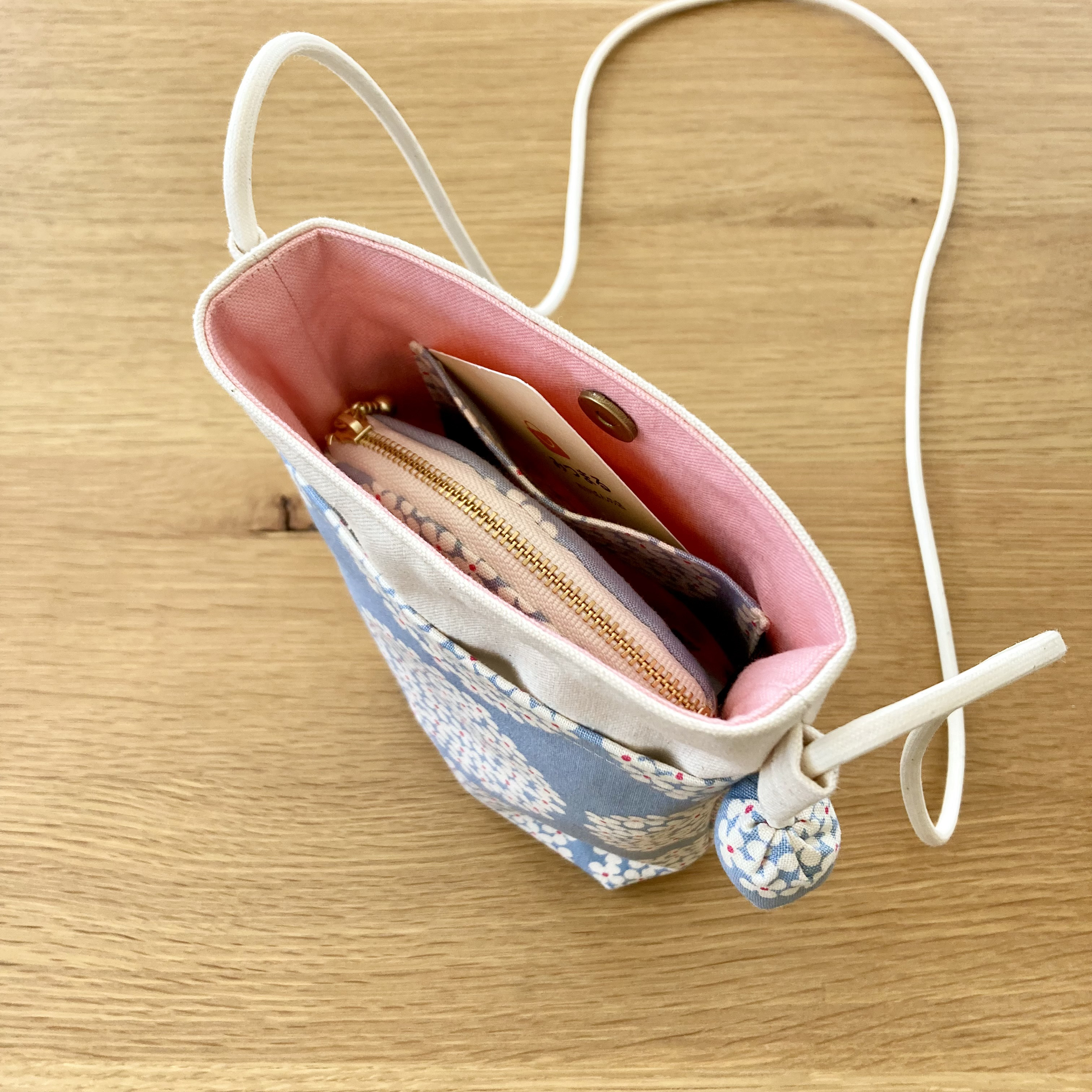 ちょっと大きめＬサイズ⭐️北欧風　あじさい柄布製スマホポシェット【ナチュラル✖️サックス】旅行やお散歩のおともに