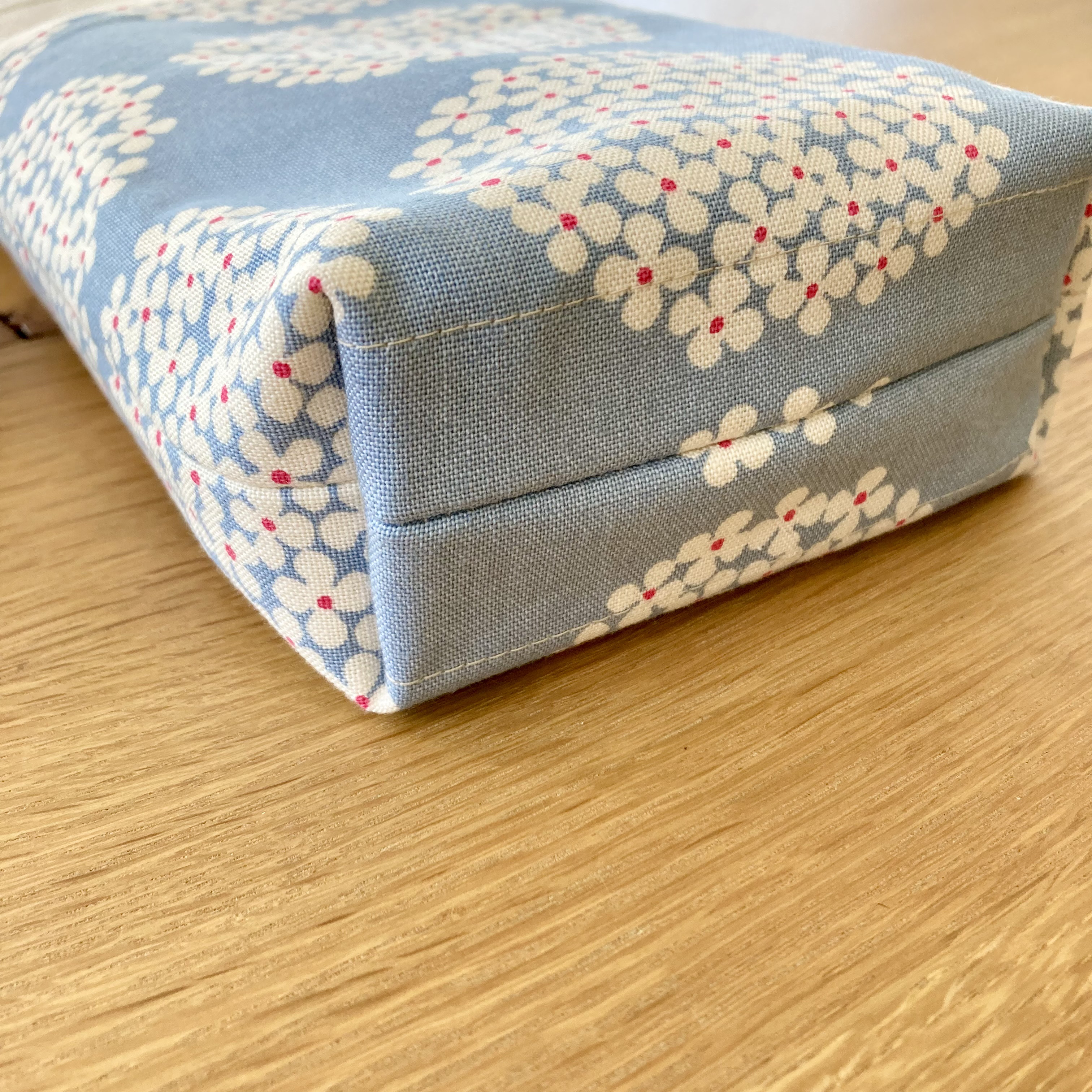 ちょっと大きめＬサイズ⭐️北欧風　あじさい柄布製スマホポシェット【ナチュラル✖️サックス】旅行やお散歩のおともに