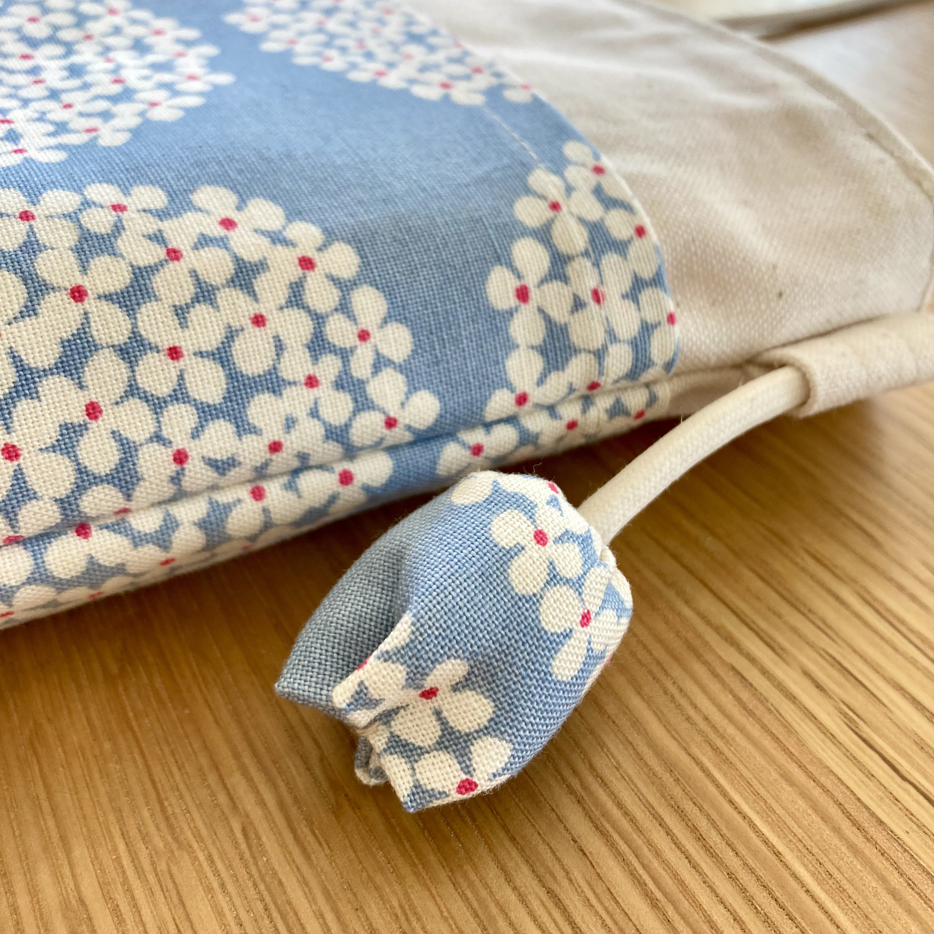 ちょっと大きめＬサイズ⭐️北欧風　あじさい柄布製スマホポシェット【ナチュラル✖️サックス】旅行やお散歩のおともに