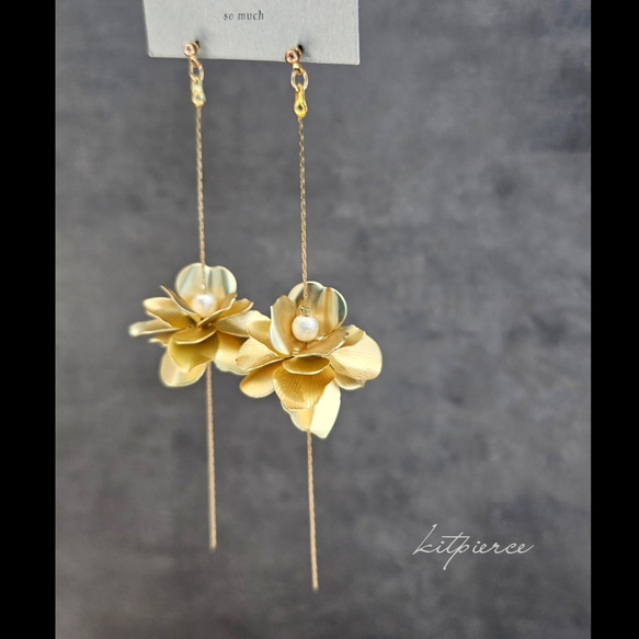 華奢とろみチェーン×マットゴールド メタル立体フラワーピアス