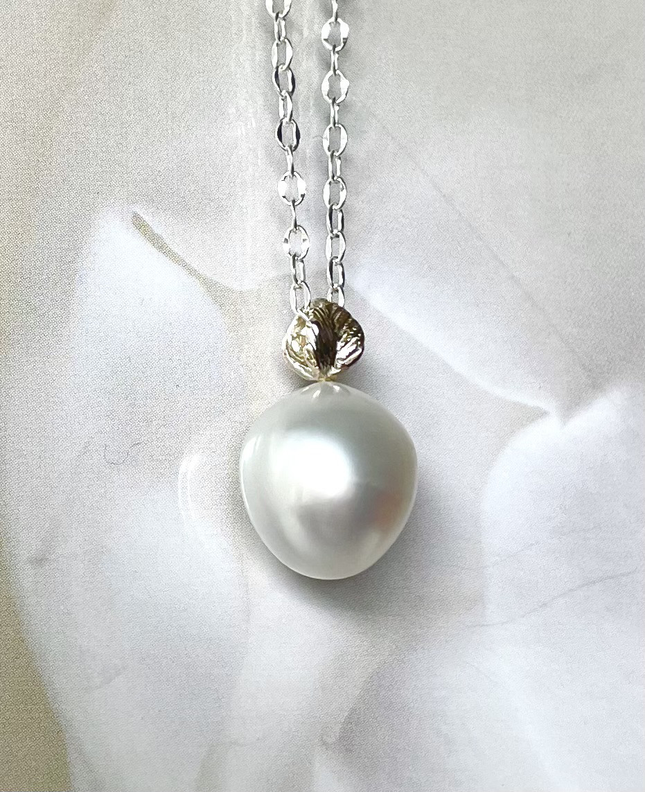 南洋真珠とリーフのペンダント