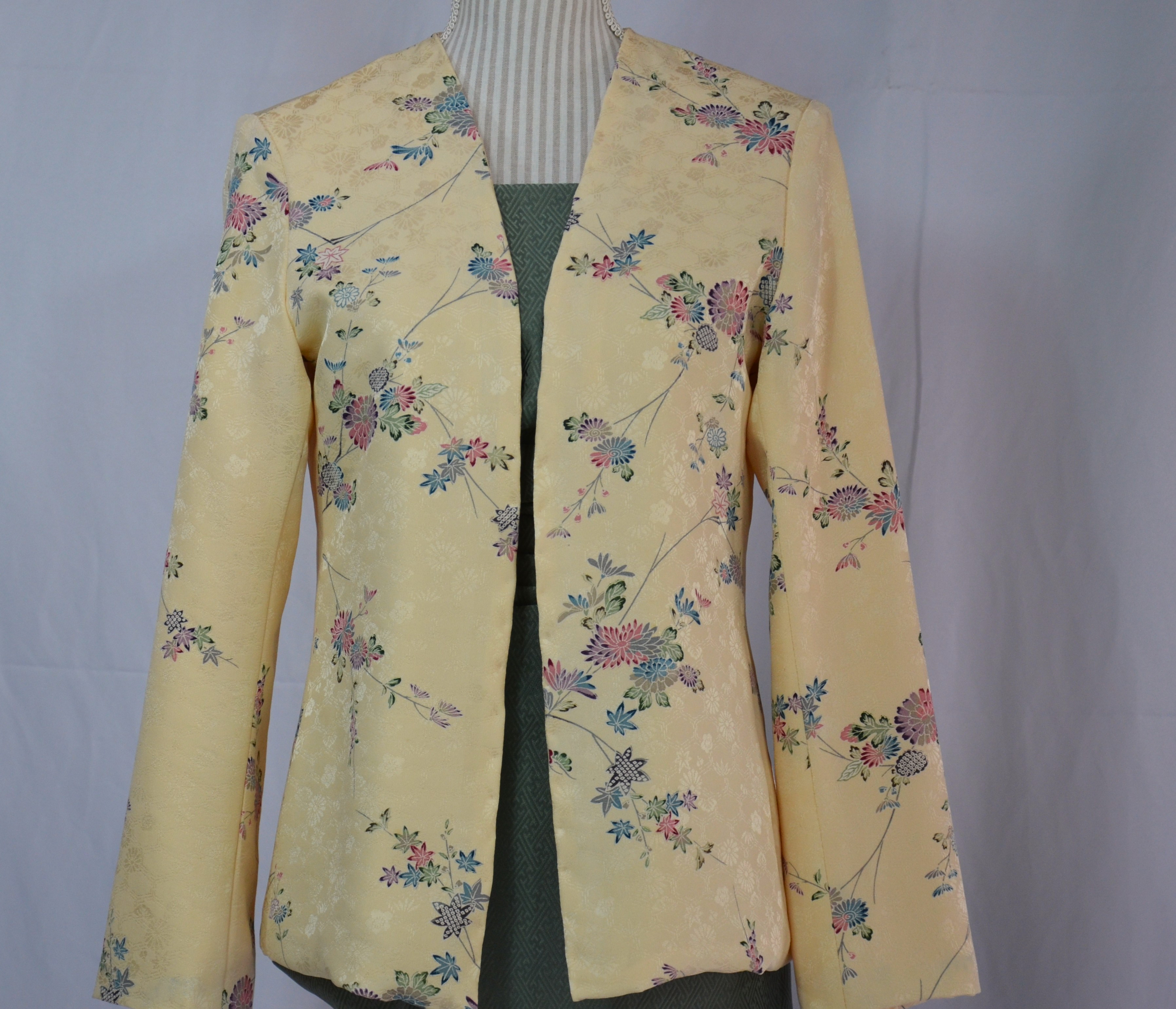 紋意匠と友禅文様が気品あるときめきを醸し出すプリムローズのジャケット