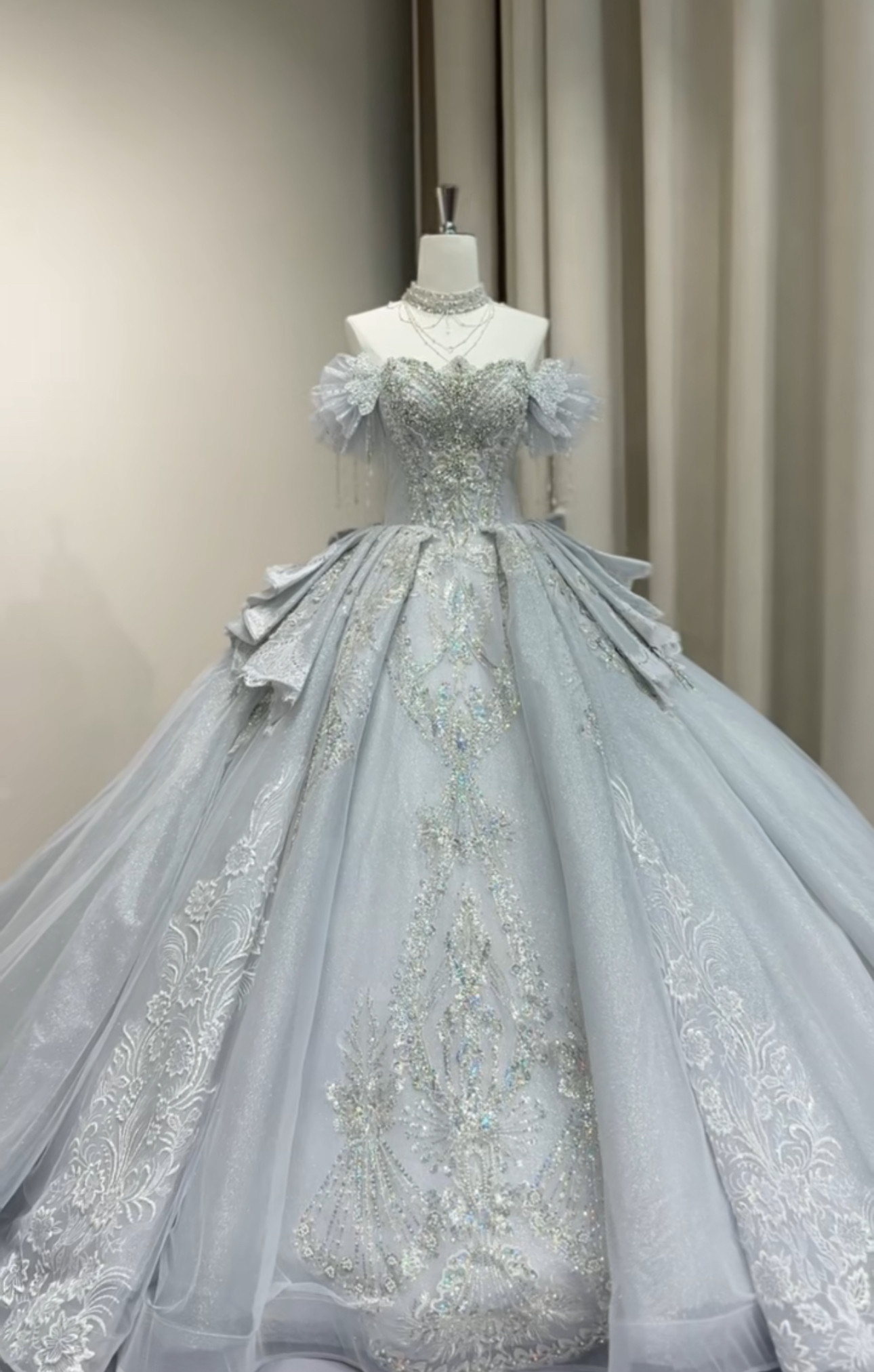 見逃さない　バックリボン　華やかな引裾　ブルーグレー　ラメ入り　ブライダル　ウェディング韓国風　ストーン　オフショルダー