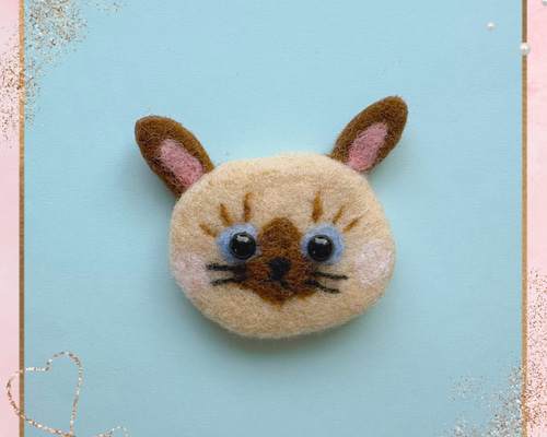 羊毛フェルトのシャム猫ちゃんブローチ（甘えん坊な女の子