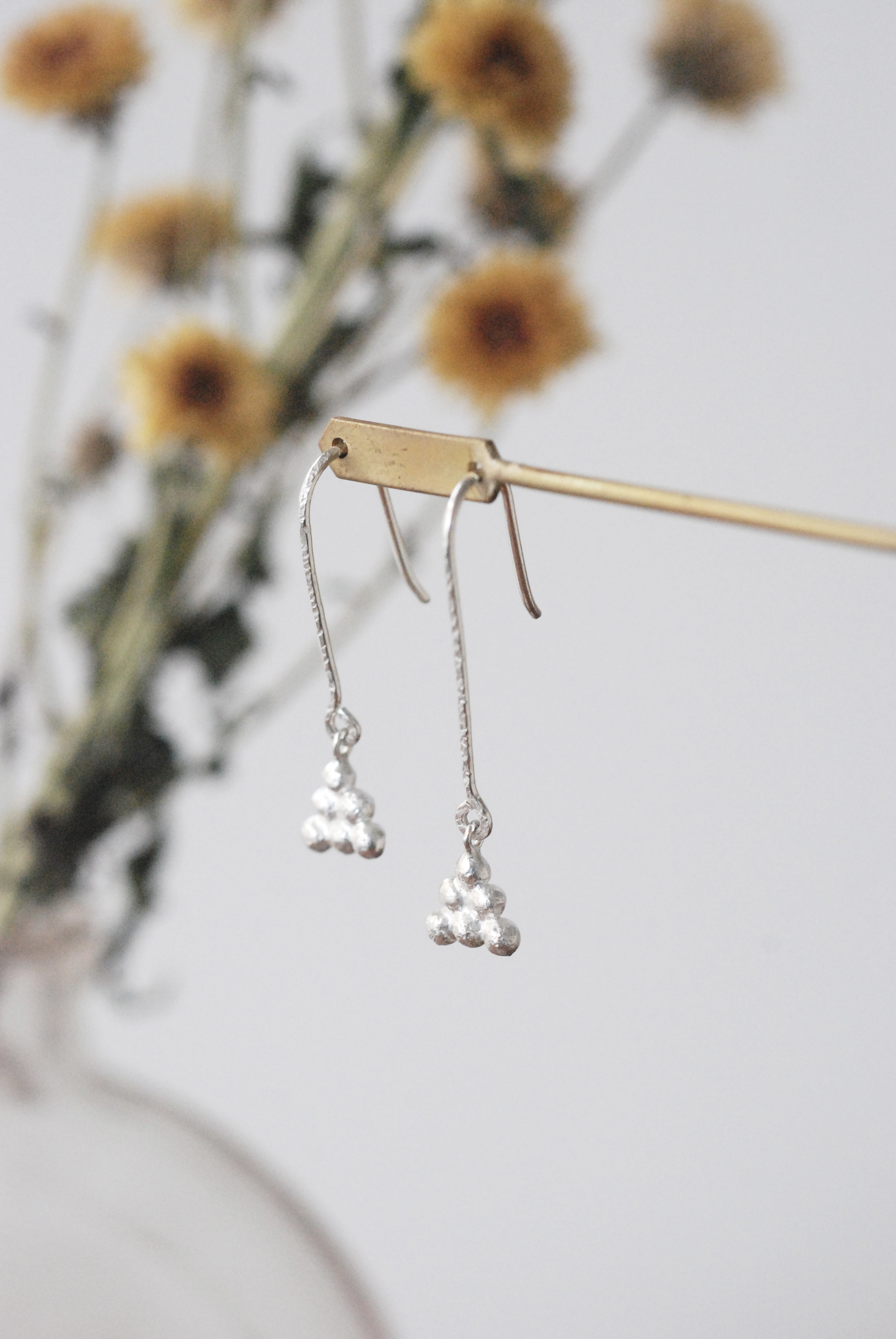 SV925「結実のピアス 6粒（ピラミッド）」