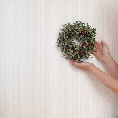ユーカリと赤い実のナチュラルグリーンリース｜北欧風シンプル