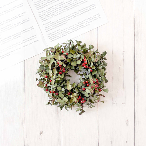 ユーカリと赤い実のナチュラルグリーンリース｜北欧風シンプル