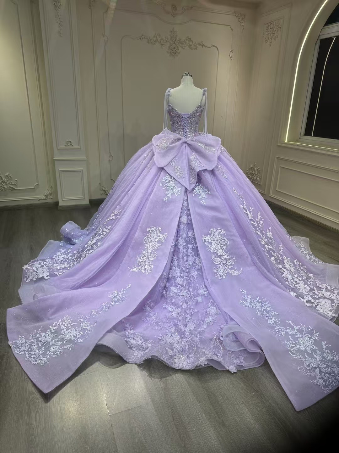 高級感溢れる！紫　キャミソール　袖無し　プリンセスライン　ボリューム　美しいレース編みあげ　トレーン　背中空き結婚式挙式