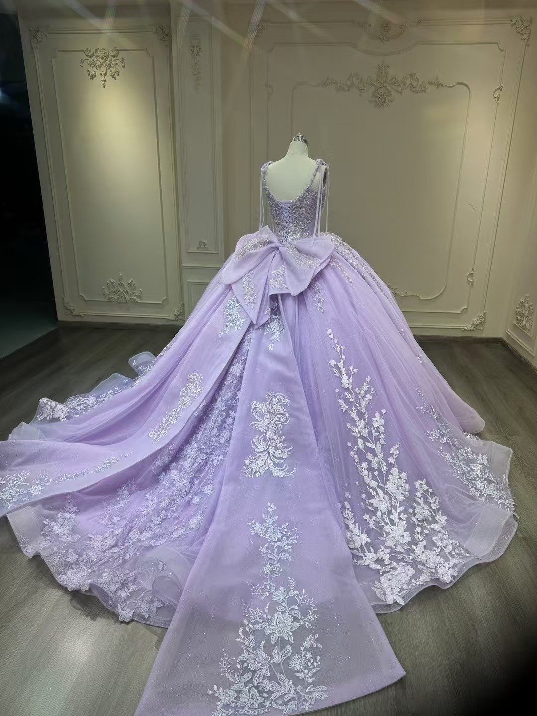 高級感溢れる！紫　キャミソール　袖無し　プリンセスライン　ボリューム　美しいレース編みあげ　トレーン　背中空き結婚式挙式