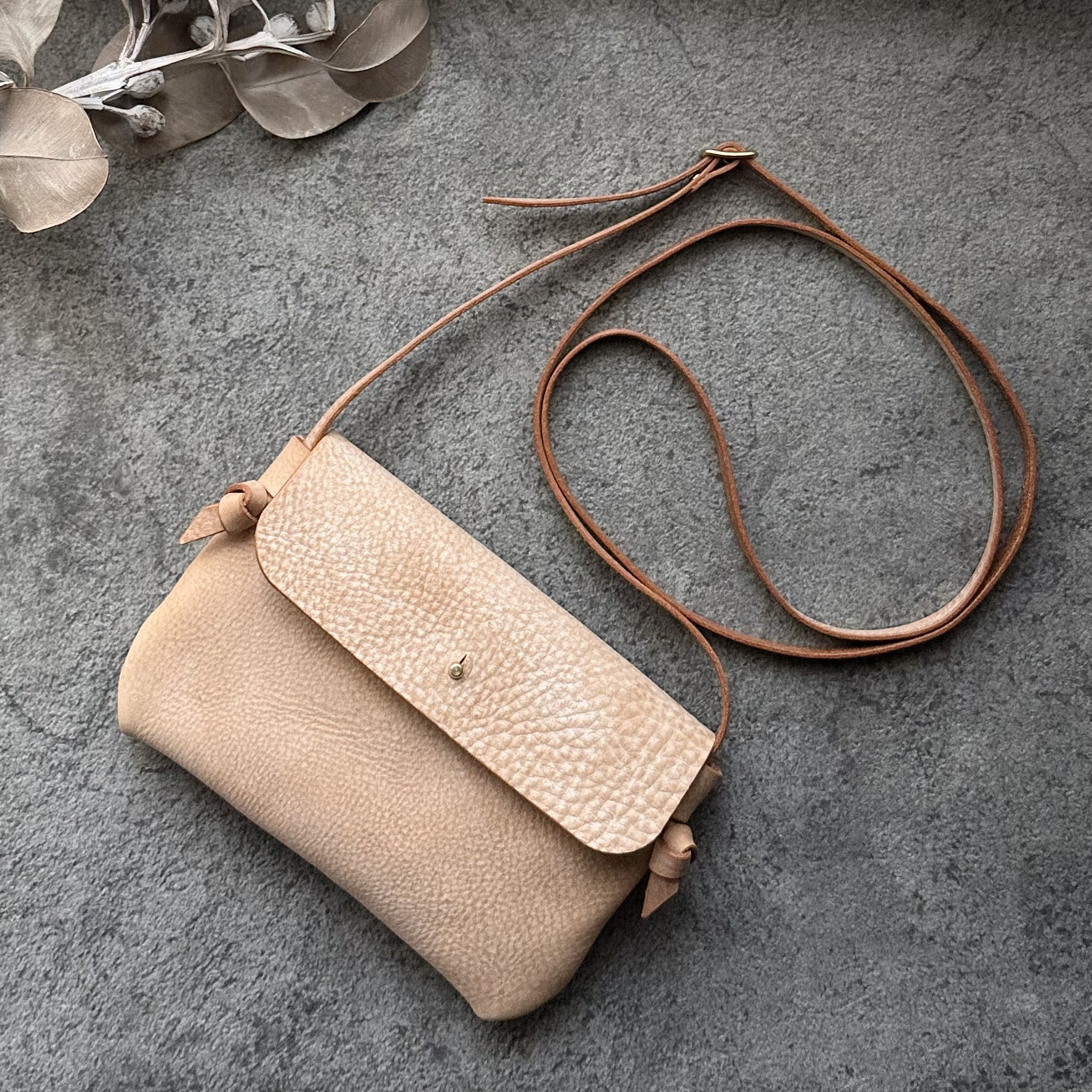 スマホポシェット / スマホショルダー ˗ˏˋflapˎˊ˗  ALASKA /キャメル