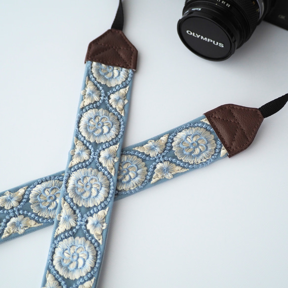 【ミスティブルー】カメラストラップ　インド刺繍　フォト　ミラーレス一眼　おしゃれ　可愛い　爽やか　水色 2枚目の画像