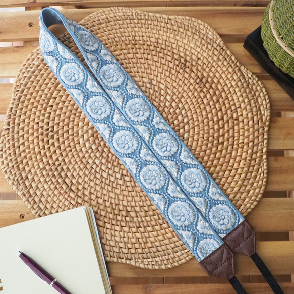 【ミスティブルー】カメラストラップ　インド刺繍　フォト　ミラーレス一眼　おしゃれ　可愛い　爽やか　水色 3枚目の画像