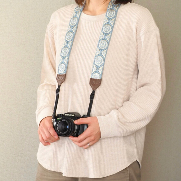 【ミスティブルー】カメラストラップ　インド刺繍　フォト　ミラーレス一眼　おしゃれ　可愛い　爽やか　水色 7枚目の画像