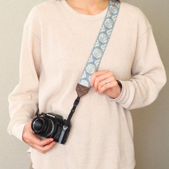【ミスティブルー】カメラストラップ　インド刺繍　フォト　ミラーレス一眼　おしゃれ　可愛い　爽やか　水色 1枚目の画像