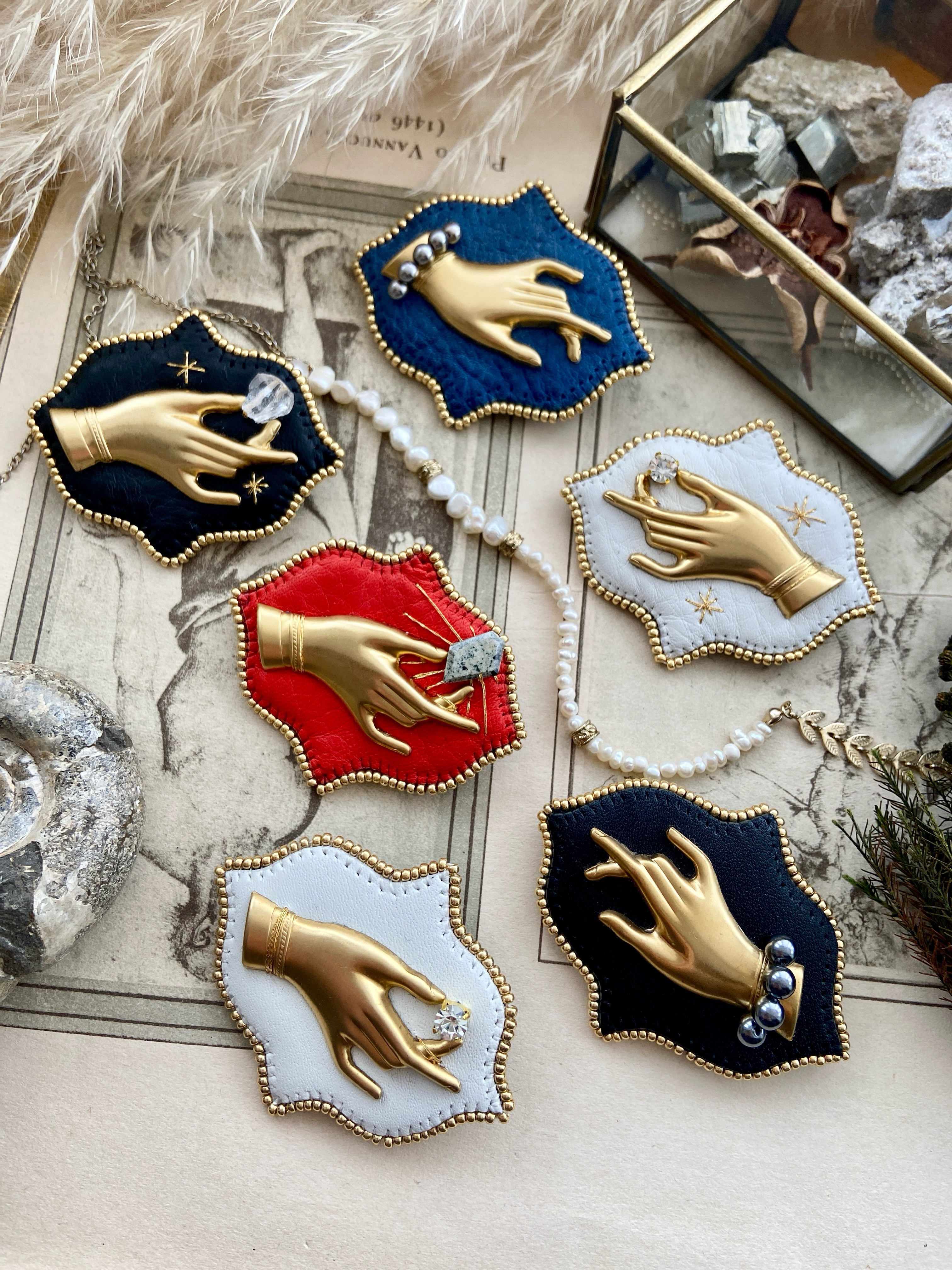 選べる貴婦人の手の本革ブローチ