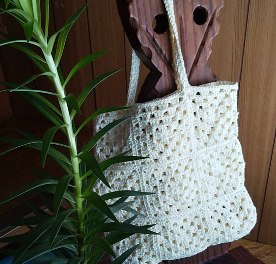 モチーフつなぎのバッグ