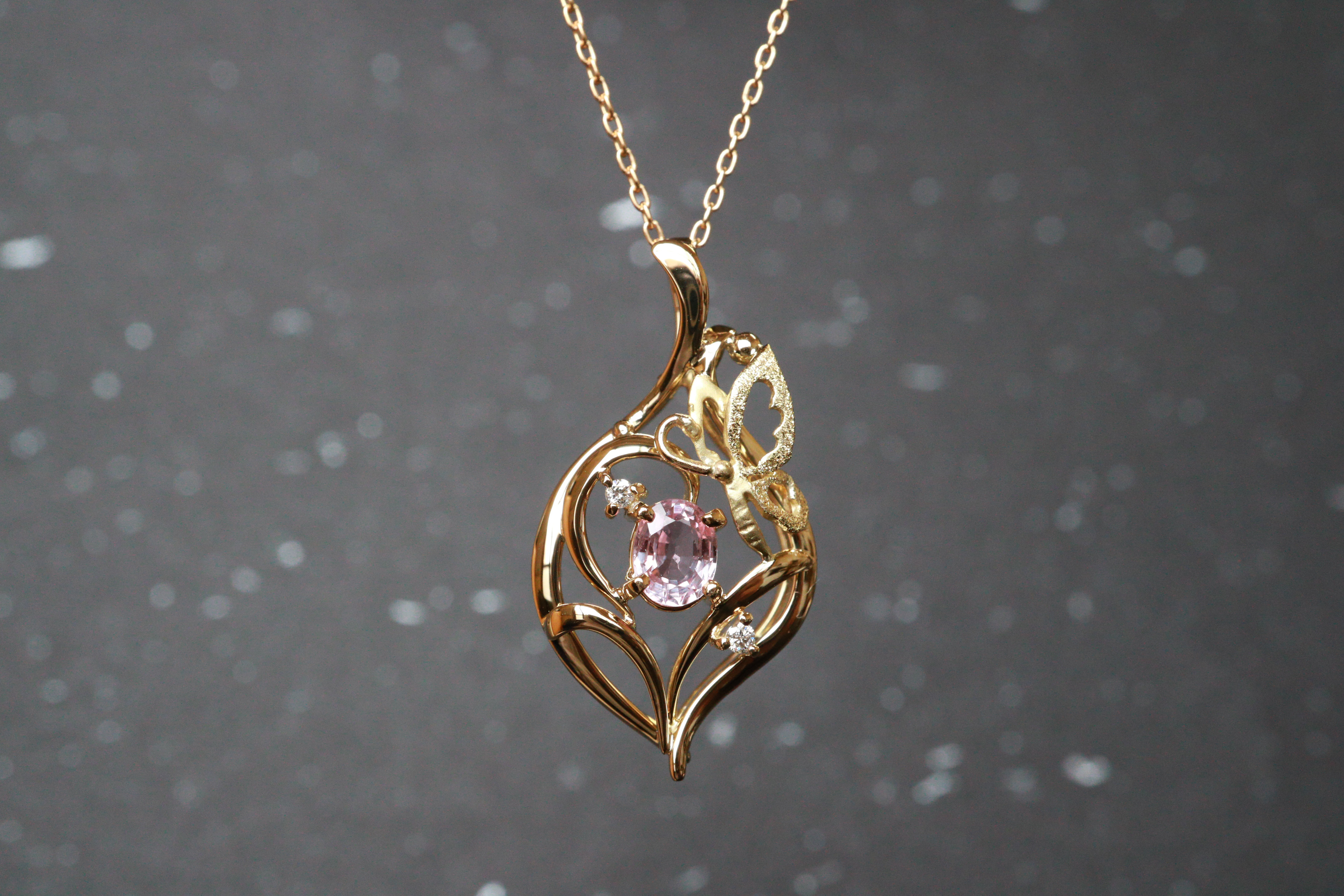 パパラチャサファイア（鑑別書付）植物と蝶々「草原の景色」　ペンダントトップ　K18イエローゴールド　ダイヤモンド入り