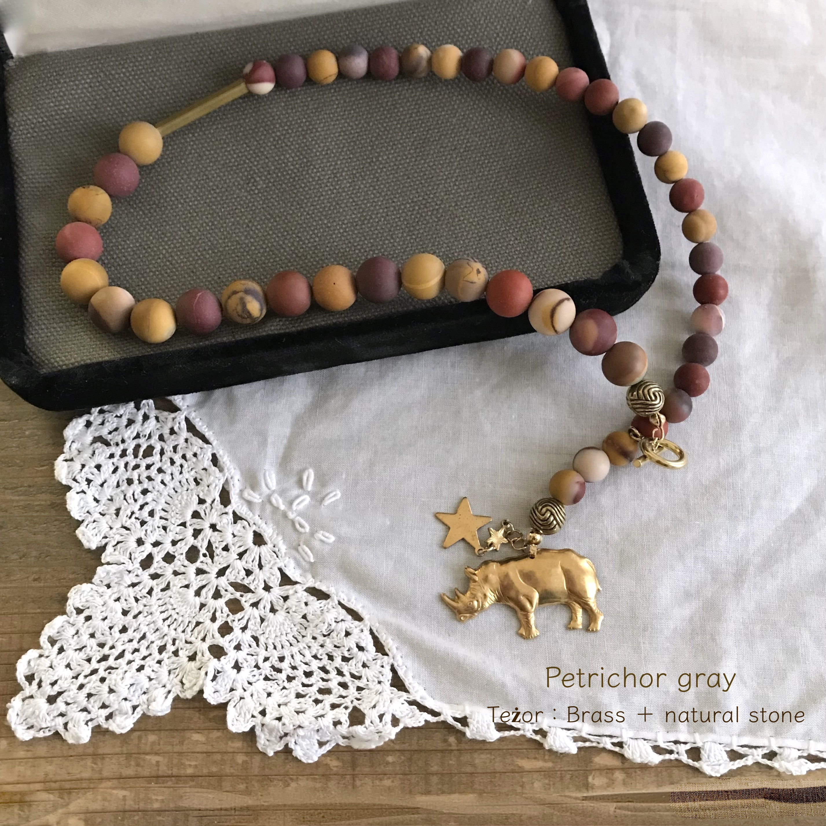 Teżor：サイと星とムーアカイトの首飾り [Brass Rhinoceros & Mookaite Necklace]