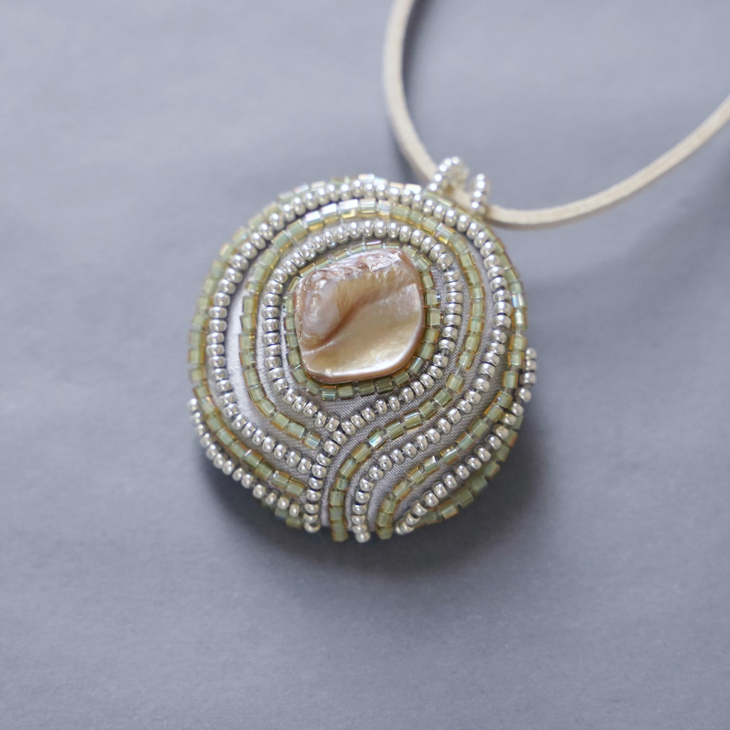 ビーズ刺繍のミラーネックレス　7　裏面ミラー　ペンダント　母の日　敬老の日　ギフト　サテン　一点もの　シェル