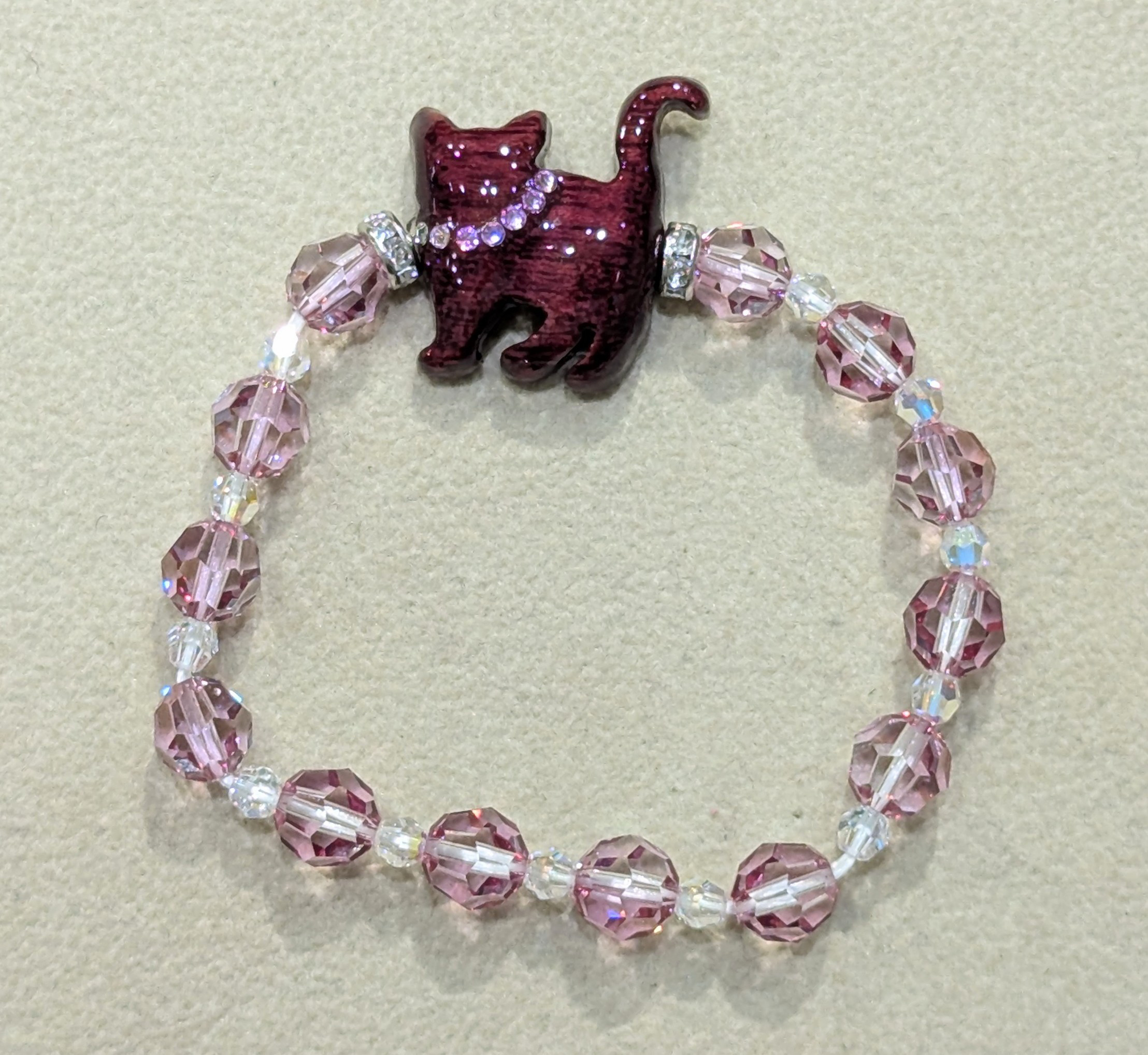 木製猫の　スワロフスキーブレスレット